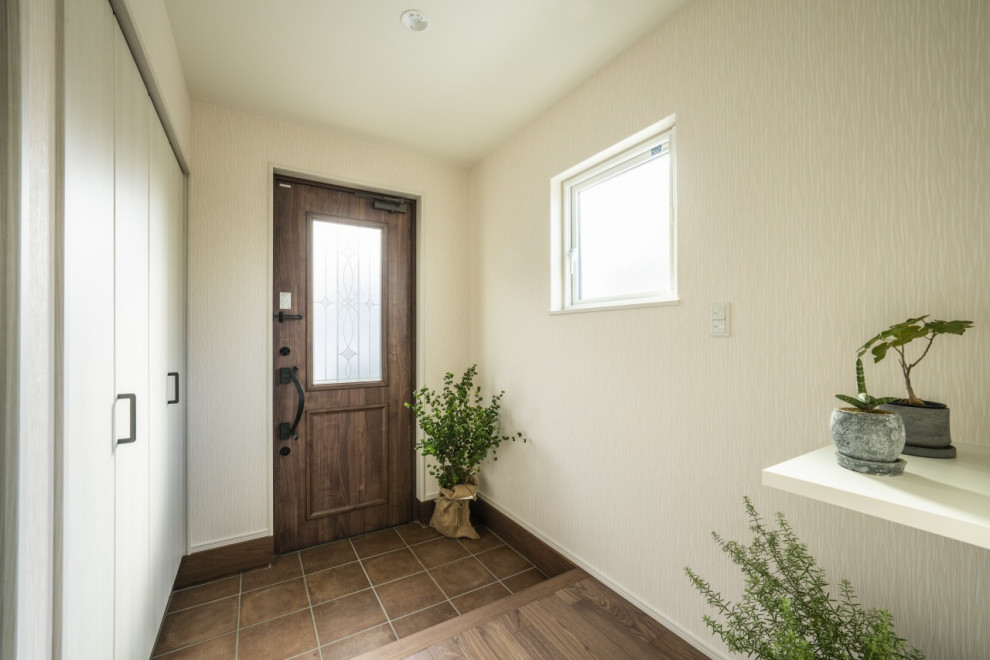 Ejemplo de hall blanco minimalista de tamaño medio con paredes blancas, suelo de madera oscura, puerta simple, puerta marrón, suelo marrón, papel pintado y papel pintado