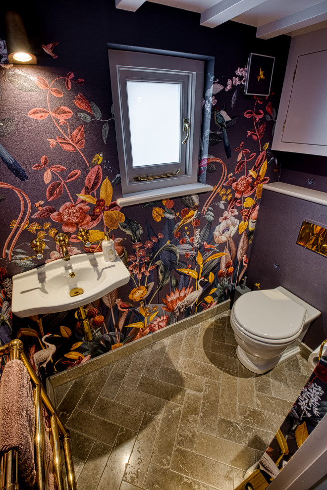 Idéer för ett litet klassiskt toalett, med rosa kakel, lila väggar, kalkstensgolv och brunt golv