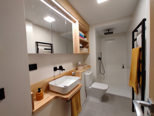 Chalet en La Nuc&iacute;a minimalistisch-badezimmer