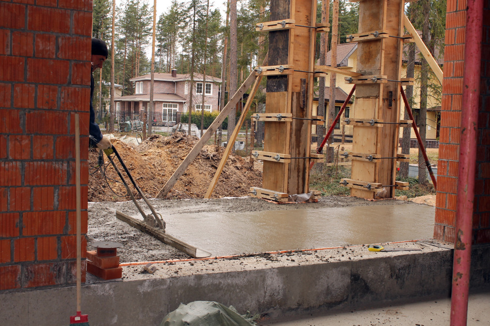 Дом из кирпича в "Охтинском парке"