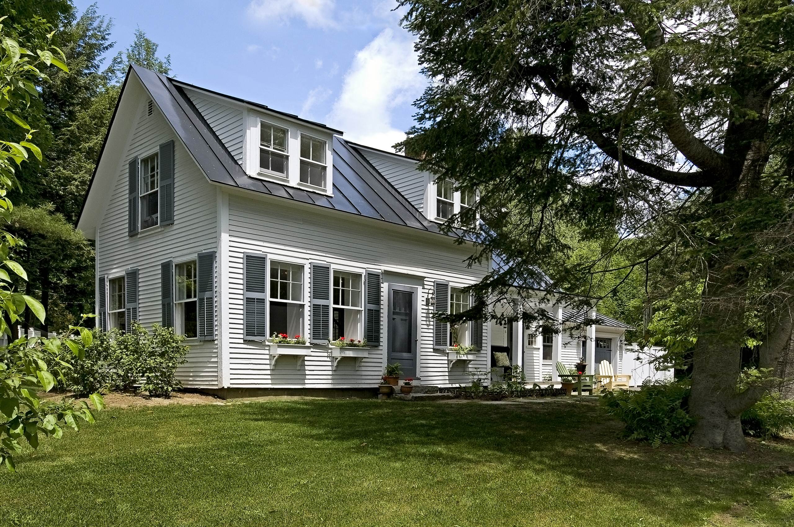 Cape Cod House With Metal Roof What Does A Cape Cod House Look Like