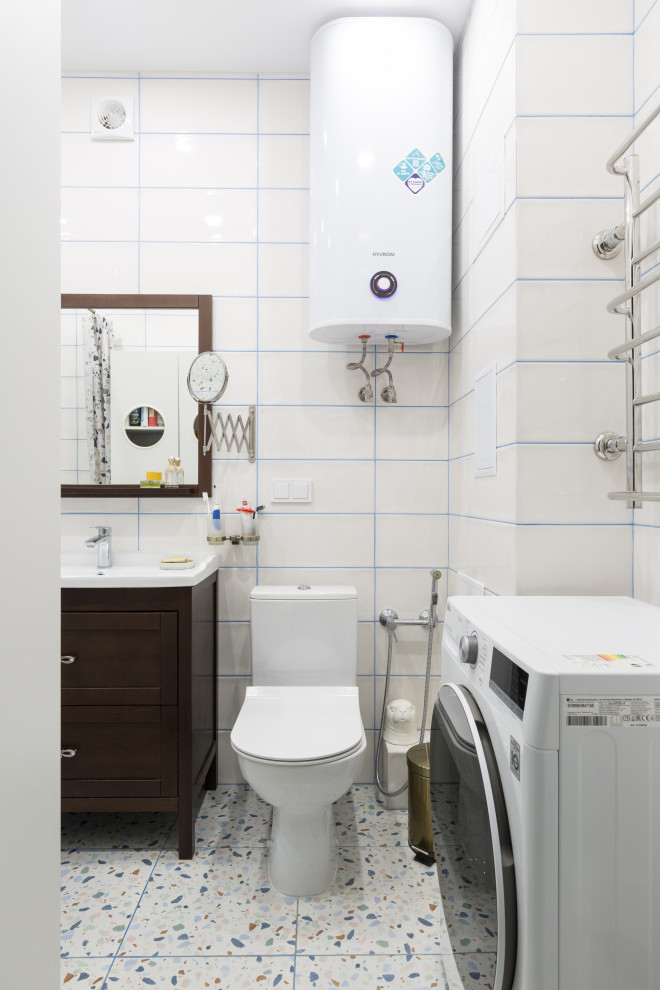 На фото: маленькая главная ванная комната в белых тонах с отделкой деревом в стиле фьюжн с полновстраиваемой ванной, раздельным унитазом, разноцветной плиткой, керамической плиткой, белыми стенами, полом из керамогранита, настольной раковиной, разноцветным полом, белой столешницей, гигиеническим душем, тумбой под одну раковину и напольной тумбой для на участке и в саду