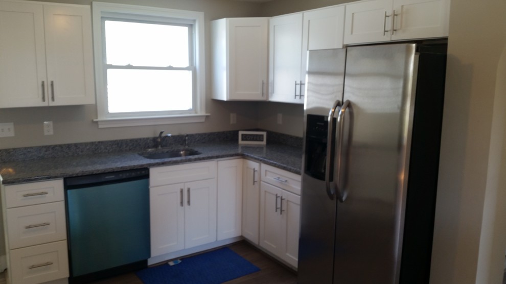 Inspiration for a mid-sized transitional l-shaped eat-in kitchen remodel with a single-bowl sink, shaker cabinets, white cabinets, granite countertops, stainless steel appliances and a peninsula