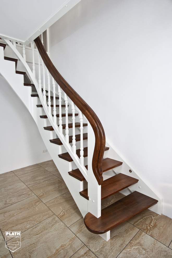 Пример оригинального дизайна: угловая лестница в классическом стиле с деревянными ступенями