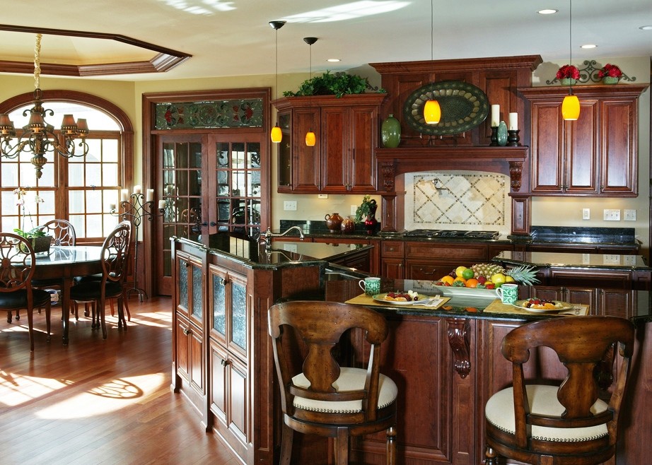 Transitional kitchen photo in Milwaukee
