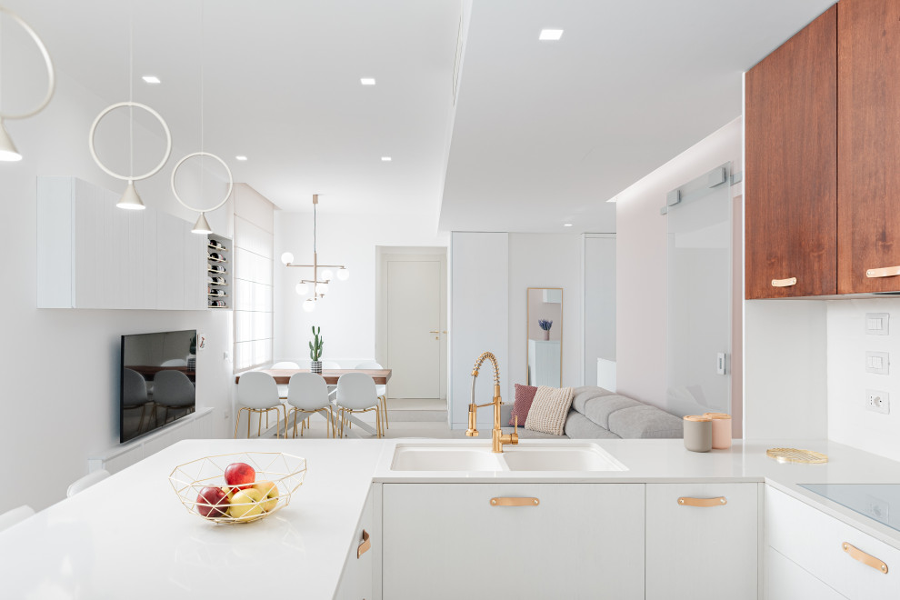 Стильный дизайн: кухня-столовая в современном стиле с розовыми стенами, полом из керамогранита и бежевым полом - последний тренд