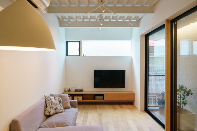 鉄骨４階建てリノベーション moderno-soggiorno