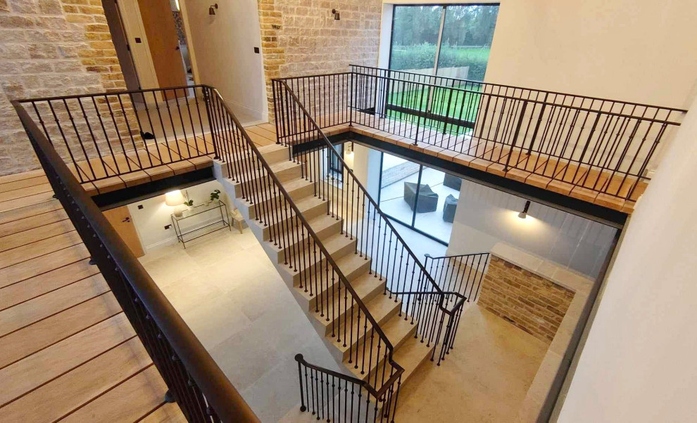 Идея дизайна: лестница на больцах, среднего размера в стиле модернизм с ступенями из травертина, подступенками из травертина и металлическими перилами