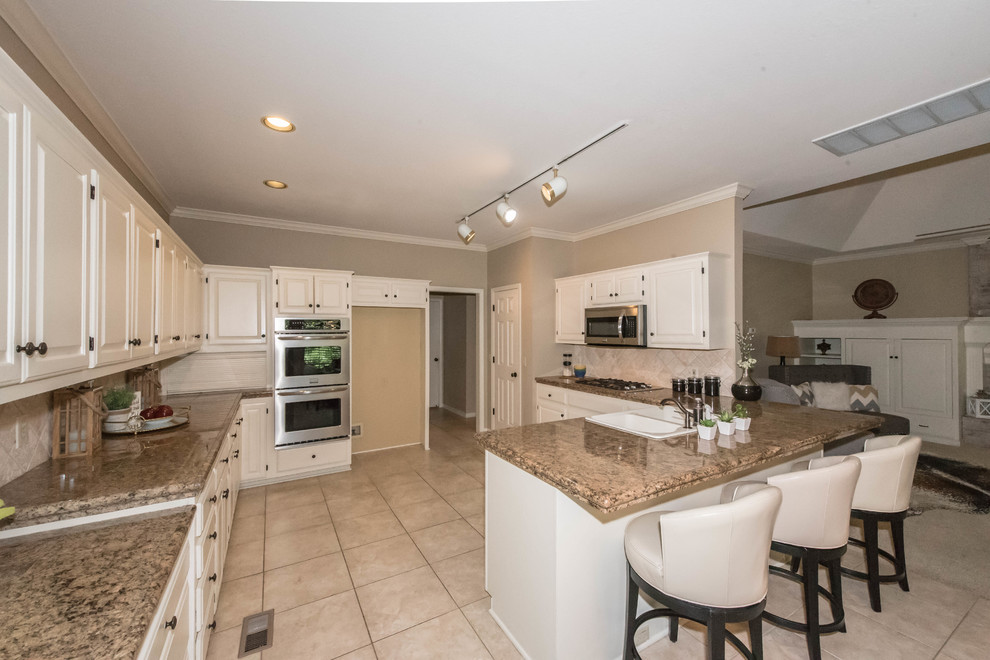 Kitchen - transitional kitchen idea