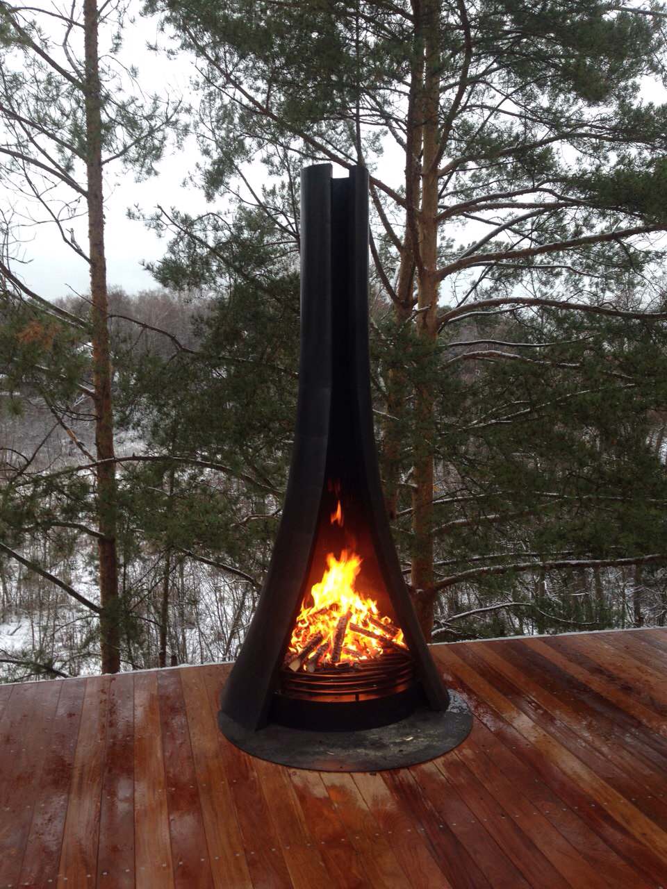 Уличный камин с передвижной тумбой с приборами.