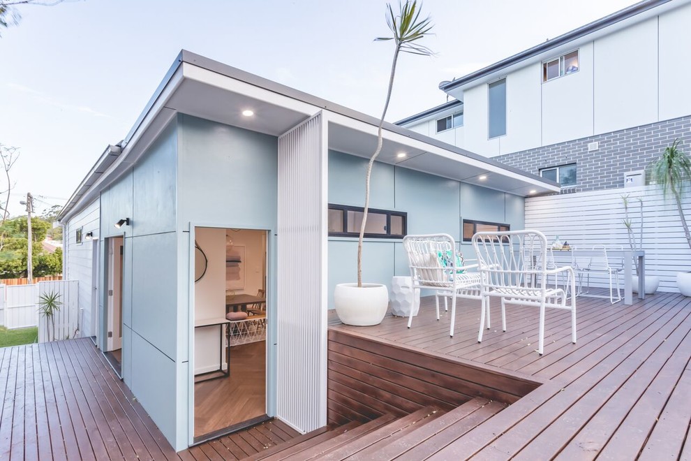 Mid-sized contemporary backyard deck in Newcastle - Maitland.