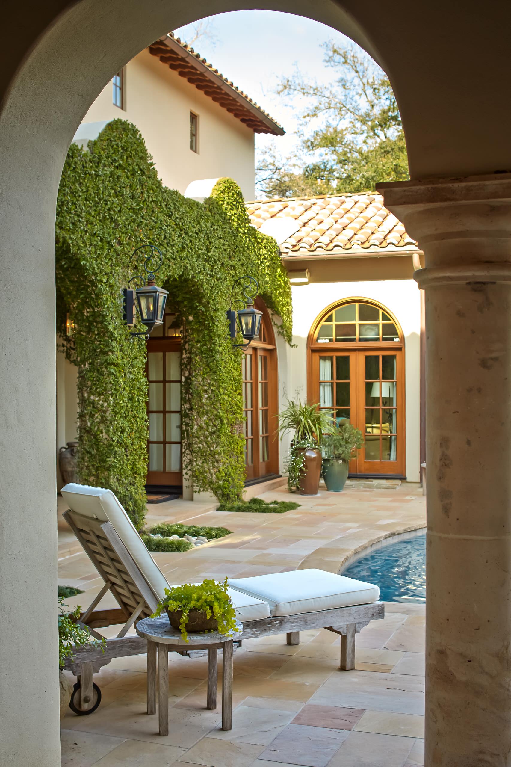 10 Gorgeous Courtyards From Mod to Moroccan, image size:1706x2560