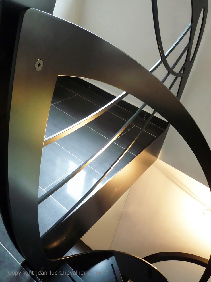 Foto de escalera actual con escalones de metal