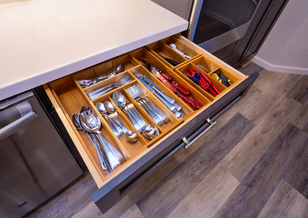 Kitchen - transitional kitchen idea in Sacramento