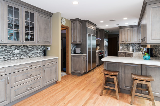 Efficient Galley Kitchen in Glenview nyklassisk-koekken