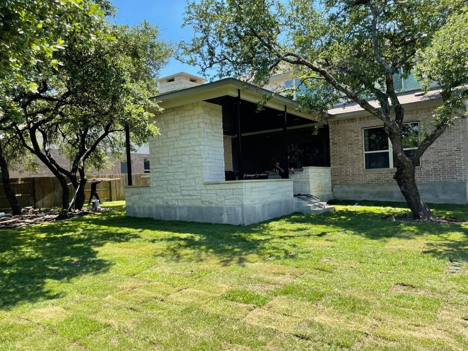 Kleiner, Schattiger Rustikaler Gartenkamin im Sommer, hinter dem Haus mit Natursteinplatten in Austin