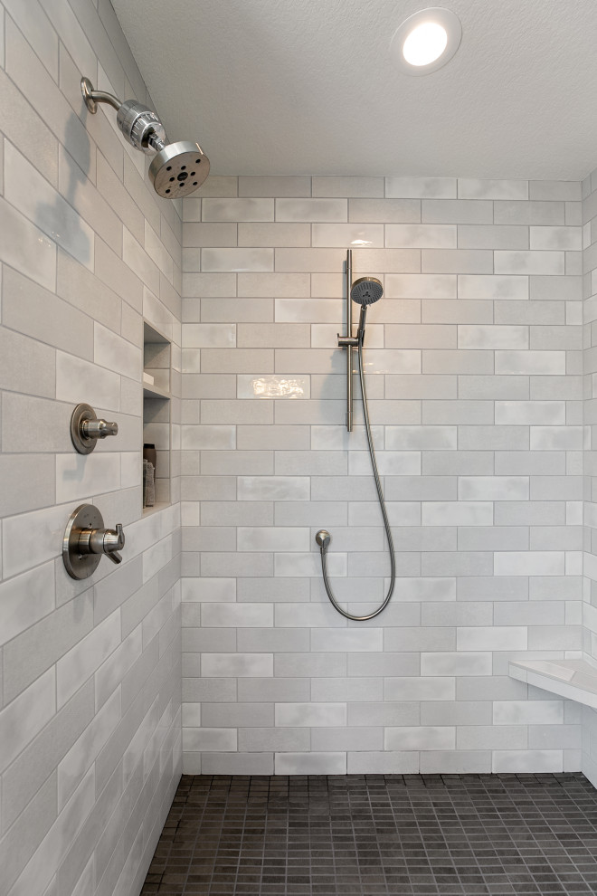 Idéer för att renovera ett stort vintage vit vitt en-suite badrum, med skåp i shakerstil, skåp i mellenmörkt trä, ett fristående badkar, en kantlös dusch, grå kakel, porslinskakel, grå väggar, klinkergolv i porslin, ett undermonterad handfat, bänkskiva i kvarts, grått golv och dusch med gångjärnsdörr