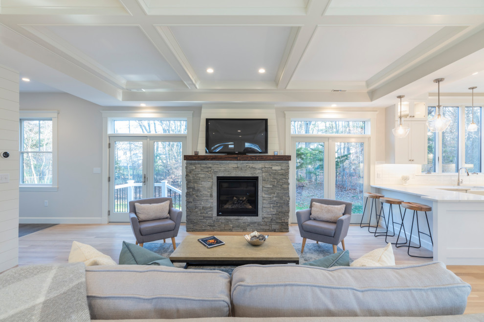 Foto di un soggiorno moderno aperto con pareti bianche, parquet chiaro, cornice del camino in pietra e soffitto a cassettoni