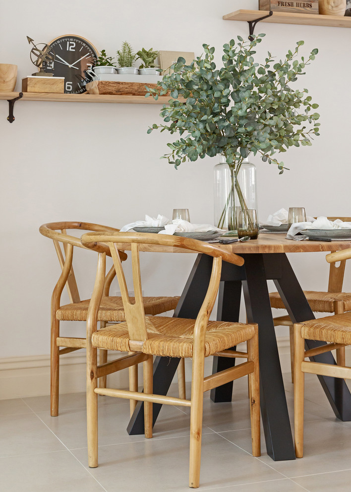 Inspiration for a traditional dining room in Buckinghamshire.