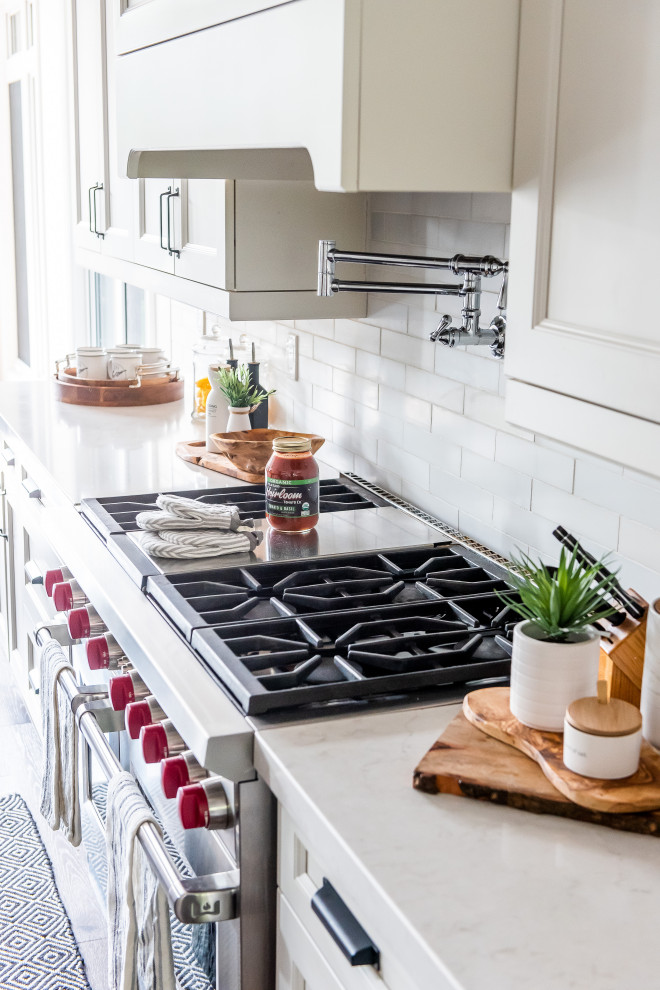 Transitional home design photo in Toronto