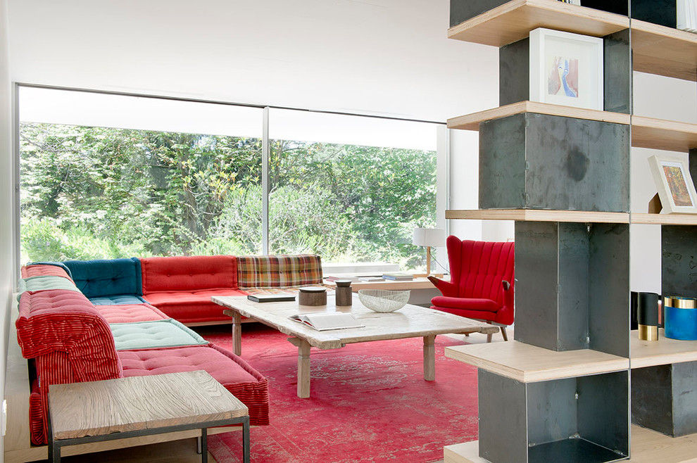 This is an example of a contemporary living room in Madrid.