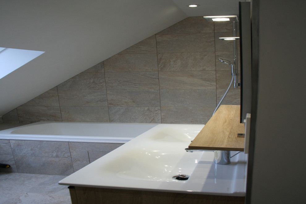 Immagine di una piccola stanza da bagno con doccia moderna con ante in legno chiaro, vasca con piedi a zampa di leone, piastrelle beige, piastrelle in ceramica, top in marmo, top bianco, due lavabi e mobile bagno sospeso