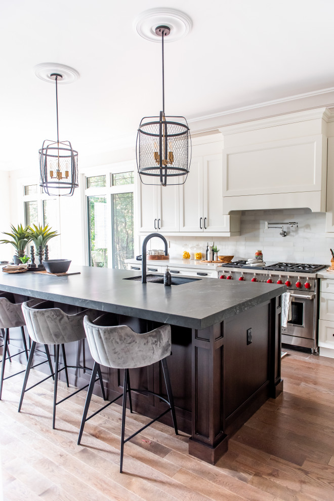 Inspiration for a transitional home design remodel in Toronto