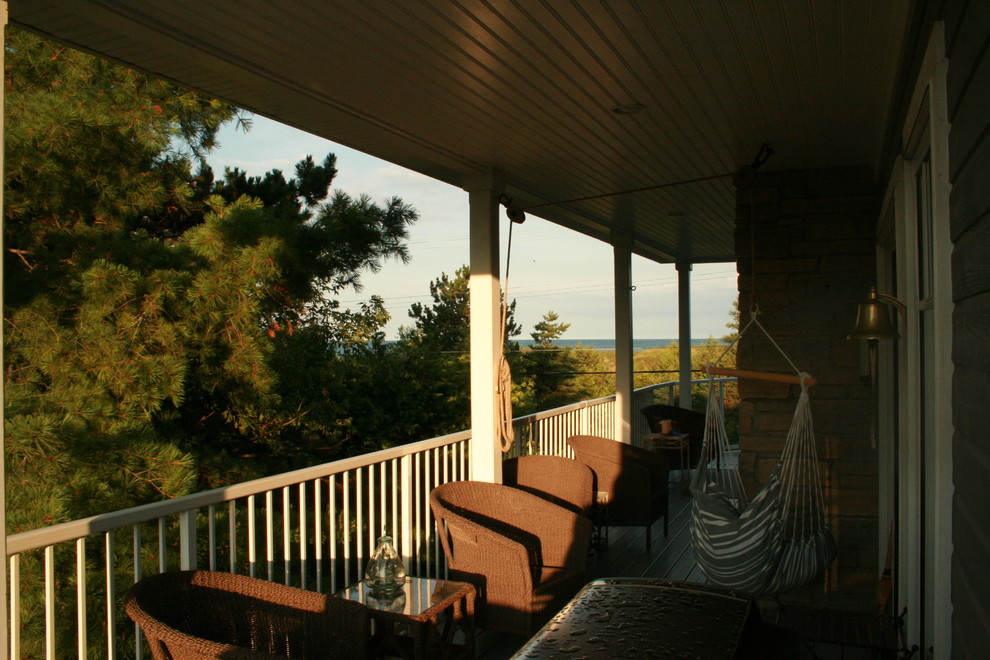 Photo of a beach style verandah in Toronto.