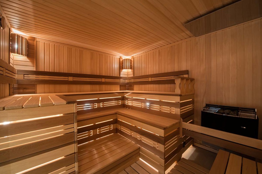 Частный бассейн в загородном доме