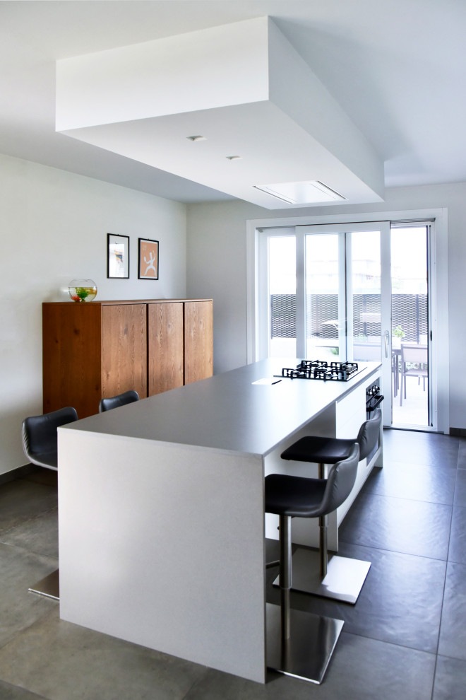 Esempio di un soggiorno design aperto con pareti bianche, pavimento in gres porcellanato e pavimento grigio