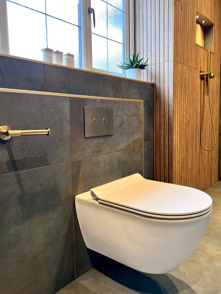Exempel på ett stort eklektiskt svart svart en-suite badrum, med luckor med lamellpanel, skåp i mellenmörkt trä, en öppen dusch, en vägghängd toalettstol, grön kakel, gröna väggar, klinkergolv i porslin, ett konsol handfat, kaklad bänkskiva, grönt golv och med dusch som är öppen