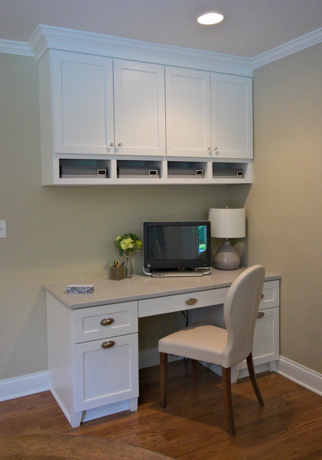 Example of a large transitional medium tone wood floor kitchen design in Cincinnati with shaker cabinets, white cabinets, quartz countertops and an island