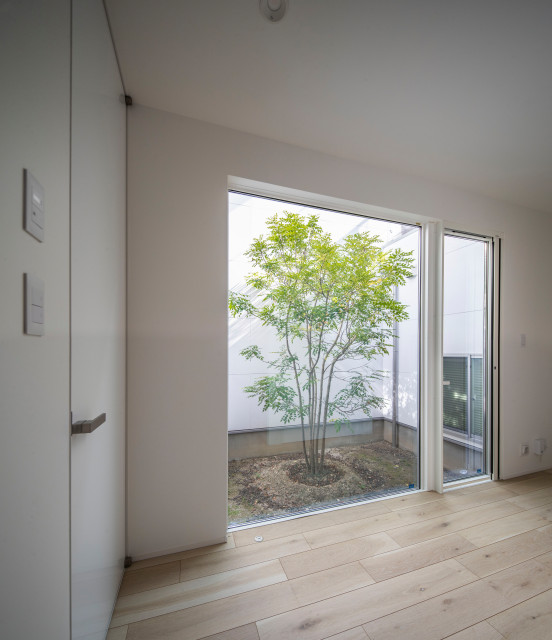 ミニマルデザインと立体的な中庭が特徴の家 modern-garden