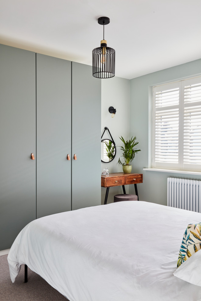 Источник вдохновения для домашнего уюта: хозяйская спальня среднего размера в скандинавском стиле с зелеными стенами и ковровым покрытием