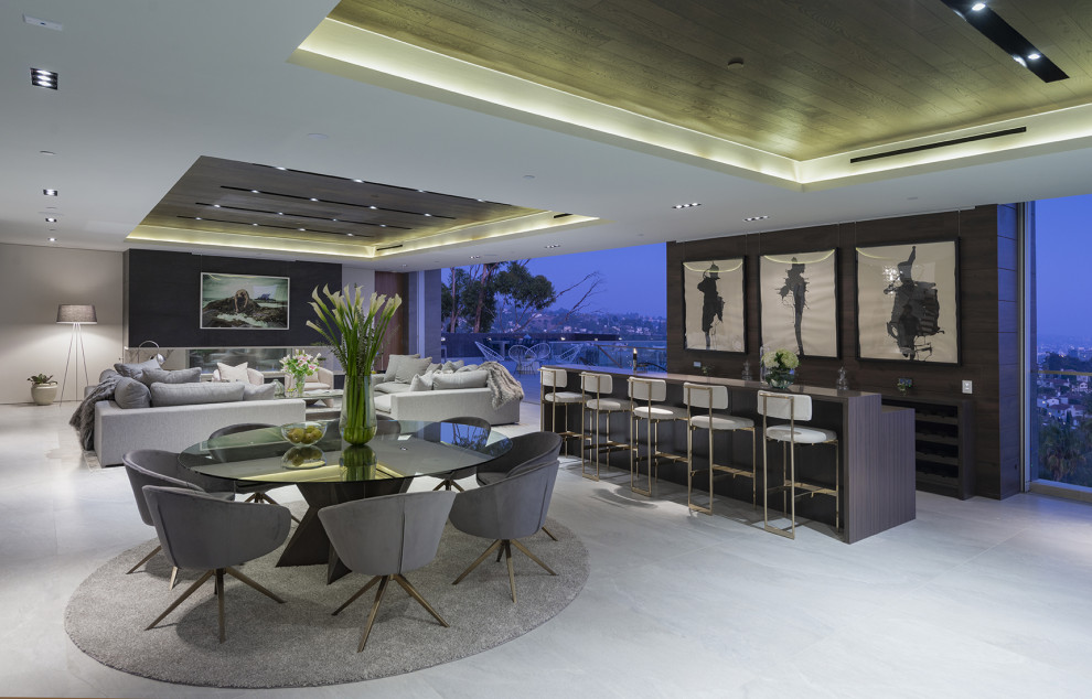Offenes, Geräumiges Modernes Esszimmer mit bunten Wänden, Porzellan-Bodenfliesen, weißem Boden und eingelassener Decke in Los Angeles
