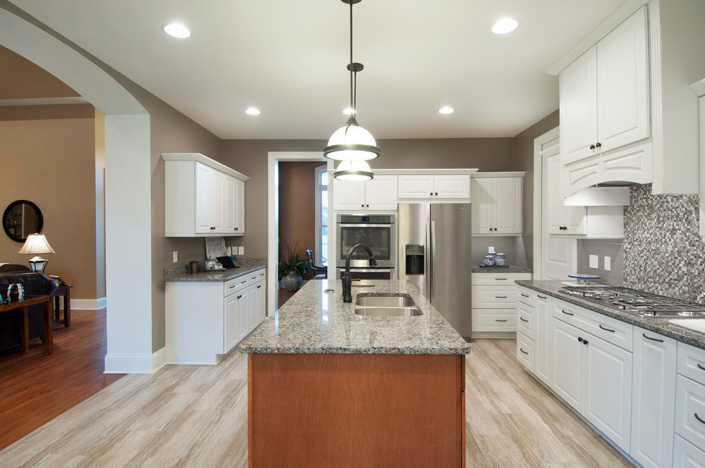 Transitional kitchen photo in Columbus
