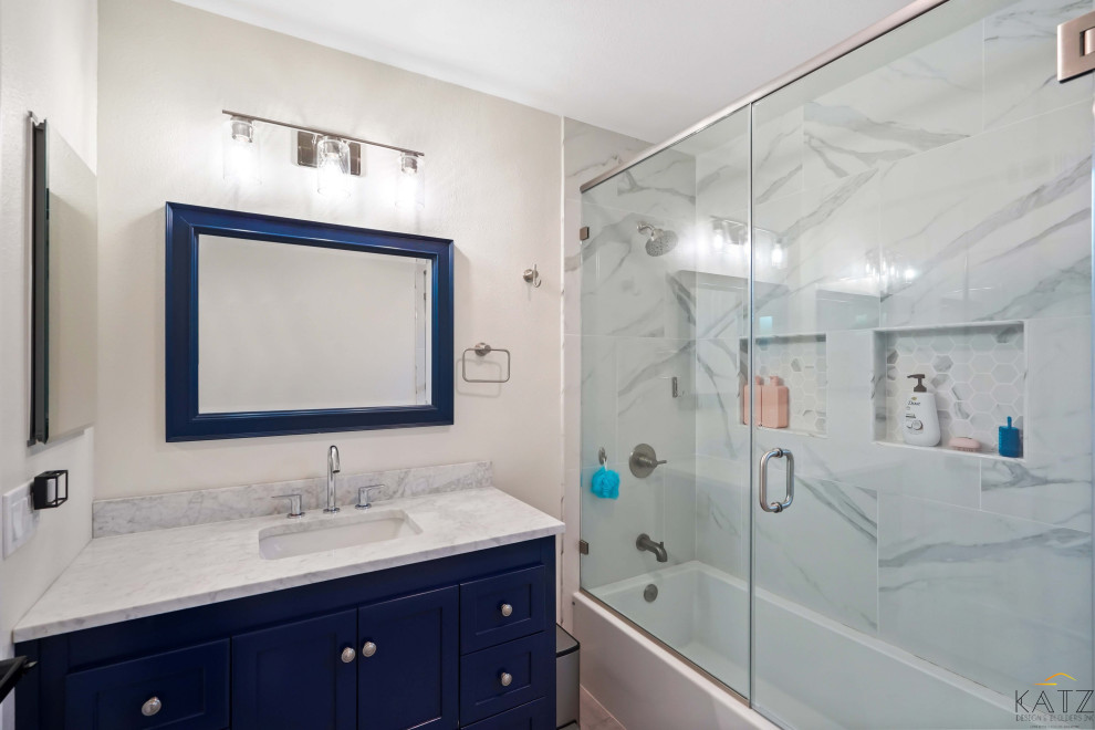 Пример оригинального дизайна: детская ванная комната среднего размера с синими фасадами, унитазом-моноблоком, белой плиткой, мраморной плиткой, бежевыми стенами, паркетным полом среднего тона, консольной раковиной, мраморной столешницей, оранжевым полом, белой столешницей, тумбой под одну раковину и встроенной тумбой