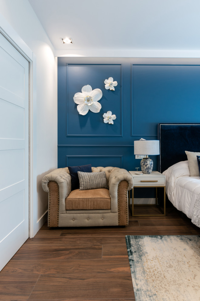 Foto de dormitorio principal clásico renovado grande con paredes azules, suelo de baldosas de cerámica, suelo marrón y boiserie