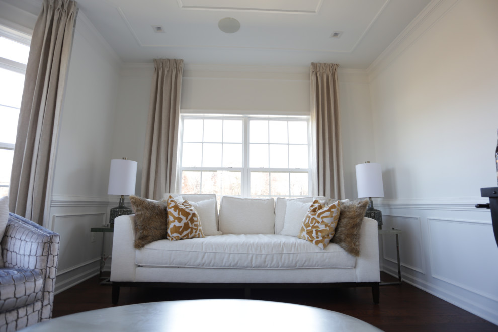 На фото: гостиная комната среднего размера в современном стиле с белыми стенами, паркетным полом среднего тона и коричневым полом с