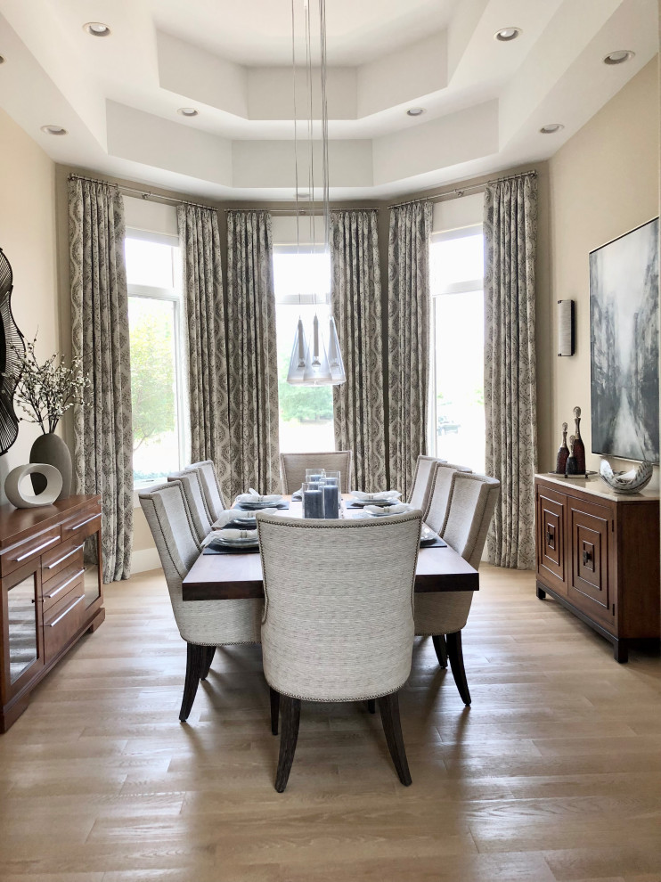 Dining room - transitional dining room idea in Chicago