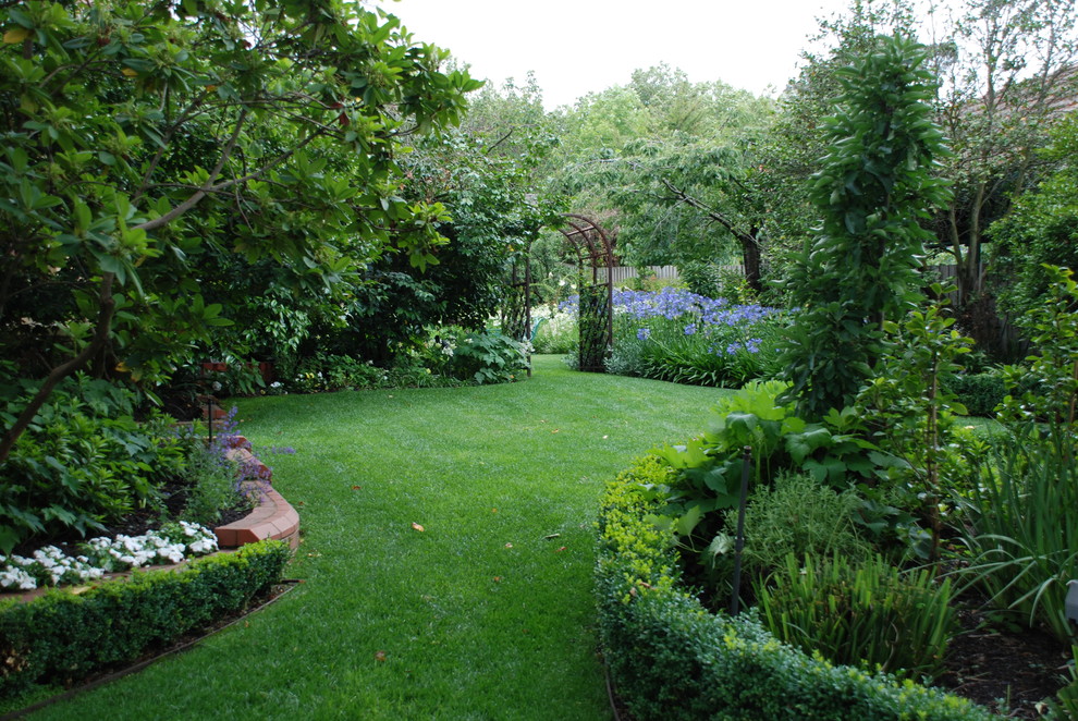 Inspiration for a traditional backyard garden in Melbourne with with lawn edging.
