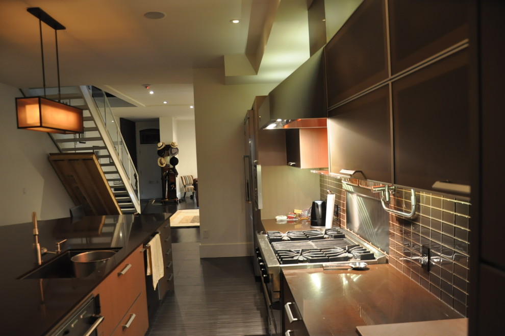 Photo of a modern kitchen in Toronto.