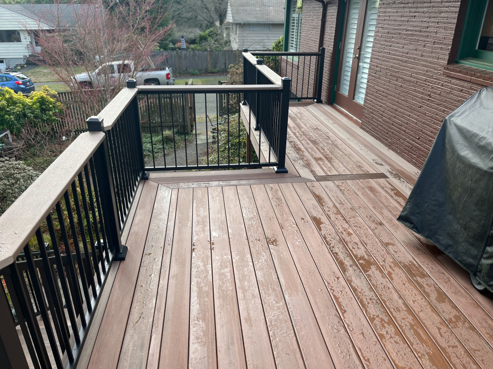 Foto de terraza de estilo americano de tamaño medio en patio trasero con barandilla de metal