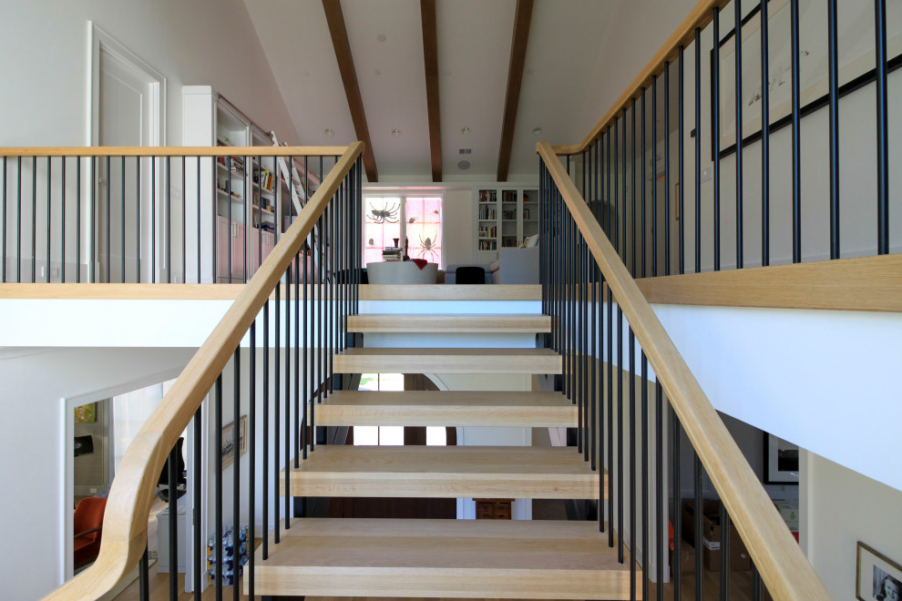 Schwebende, Geräumige Moderne Holztreppe mit Mix-Geländer und Holzdielenwänden in Washington, D.C.