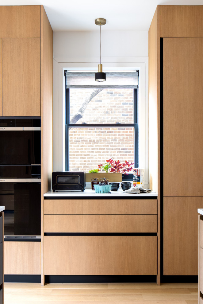 Diseño de cocina moderna con puertas de armario de madera oscura, encimera de cuarzo compacto y encimeras blancas