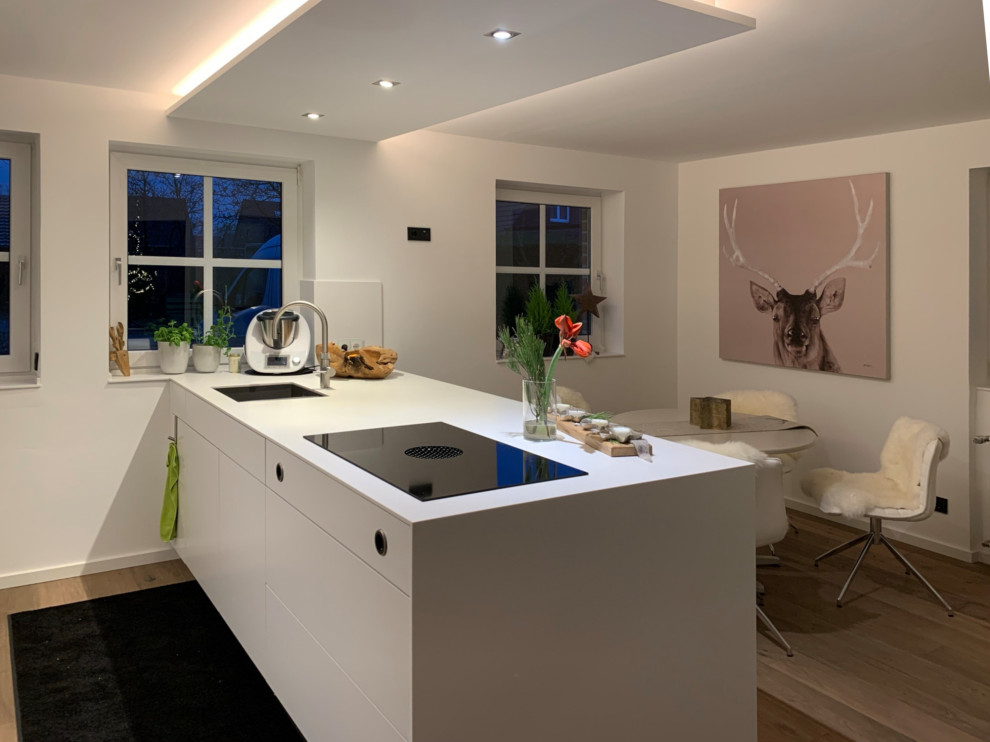 Photo of a contemporary kitchen in Essen with a breakfast bar.