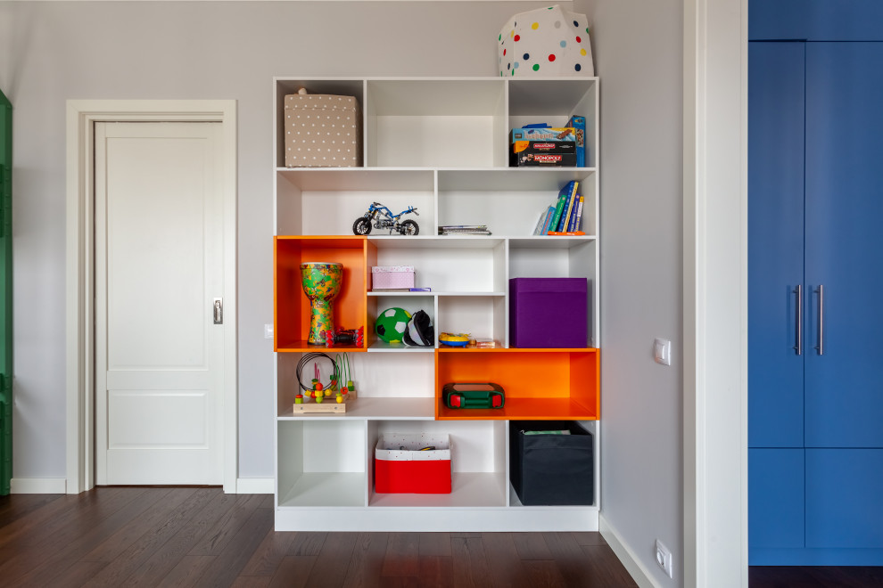 Цветной стеллаж белого цвета с оранжевыми вставками