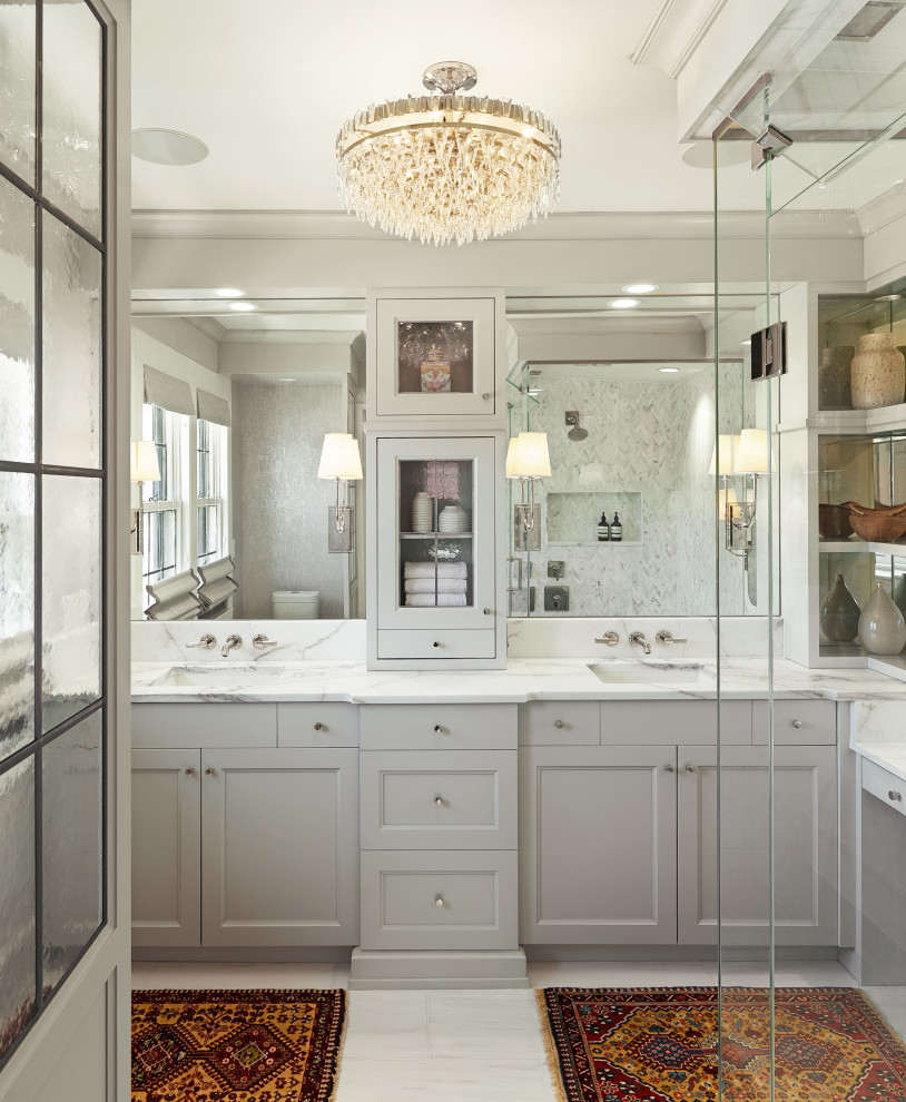 Idéer för ett mellanstort klassiskt vit en-suite badrum, med skåp i shakerstil, grå skåp, ett fristående badkar, en hörndusch, vit kakel, marmorkakel, marmorgolv, ett undermonterad handfat, marmorbänkskiva, vitt golv och dusch med gångjärnsdörr