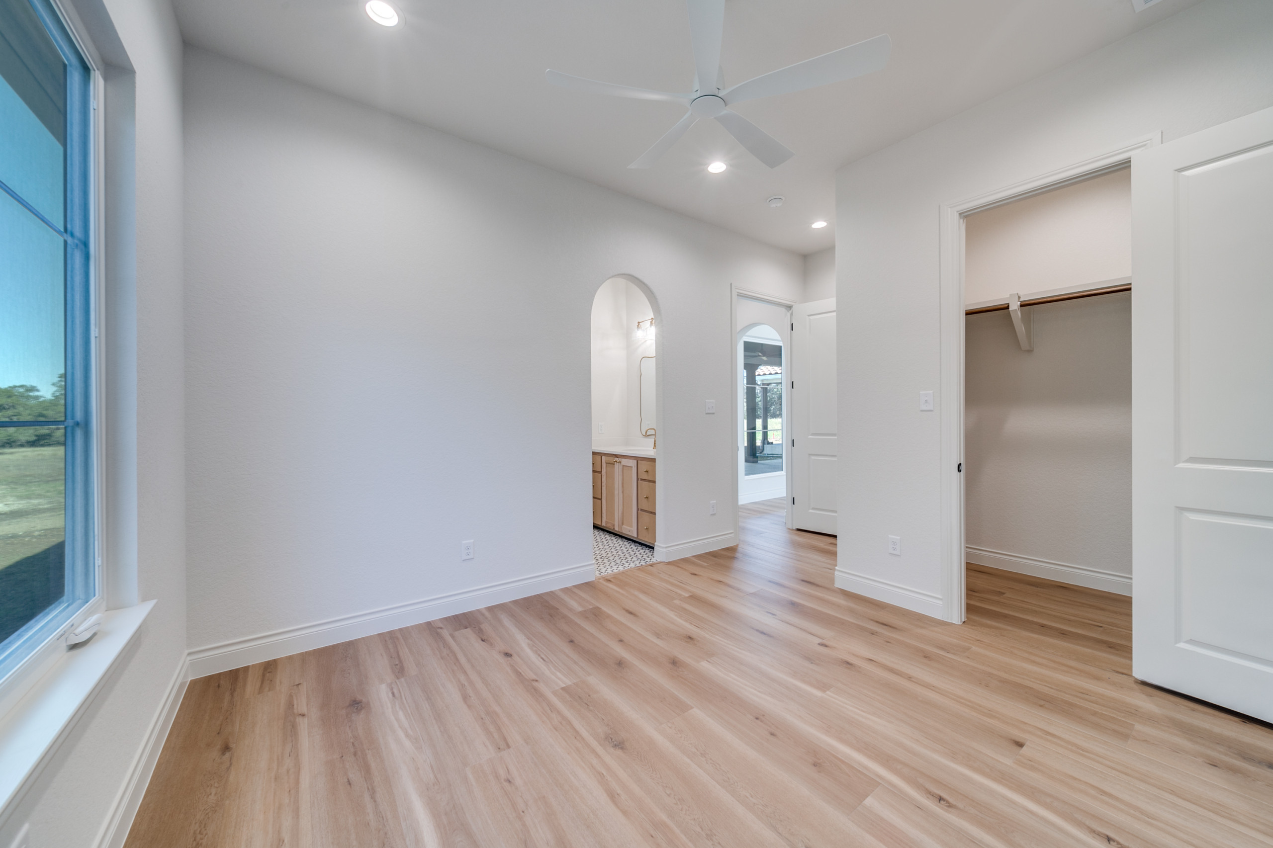 Spanish: 3,430 ft², 4 BR/3.5 BA/1 ST