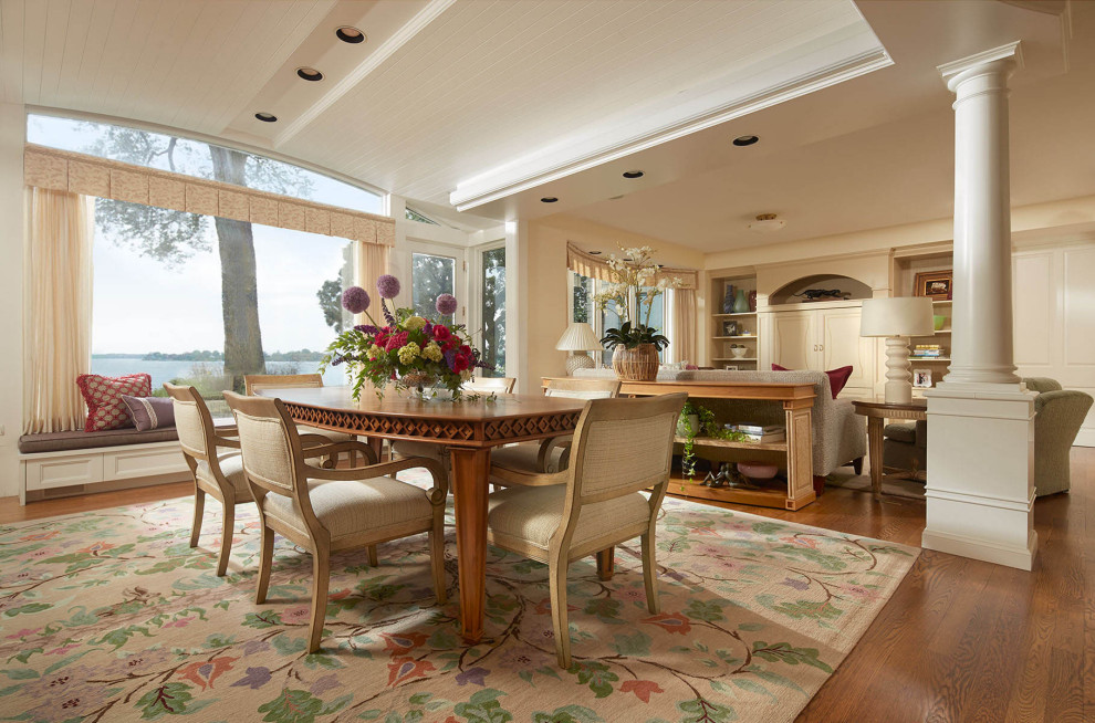 Идея дизайна: столовая среднего размера в классическом стиле с с кухонным уголком и ковровым покрытием